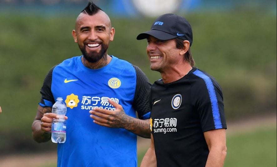 Arturo Vidal y Antonio Conte, en una práctica del Inter.