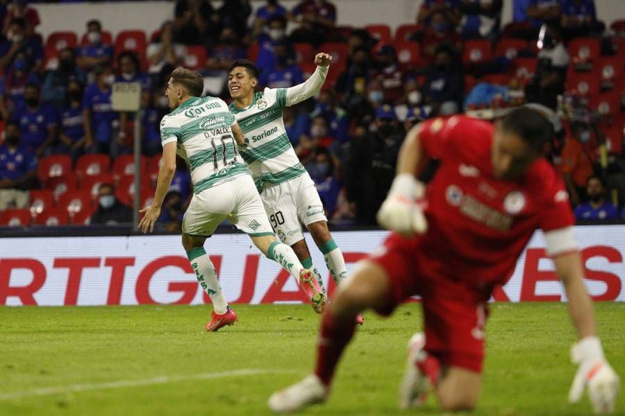 Cruz Azul se proclamó campeón del torneo de Clausura del fútbol mexicano ante el Santos Laguna de Diego Valdés e Ignacio Geraldino.