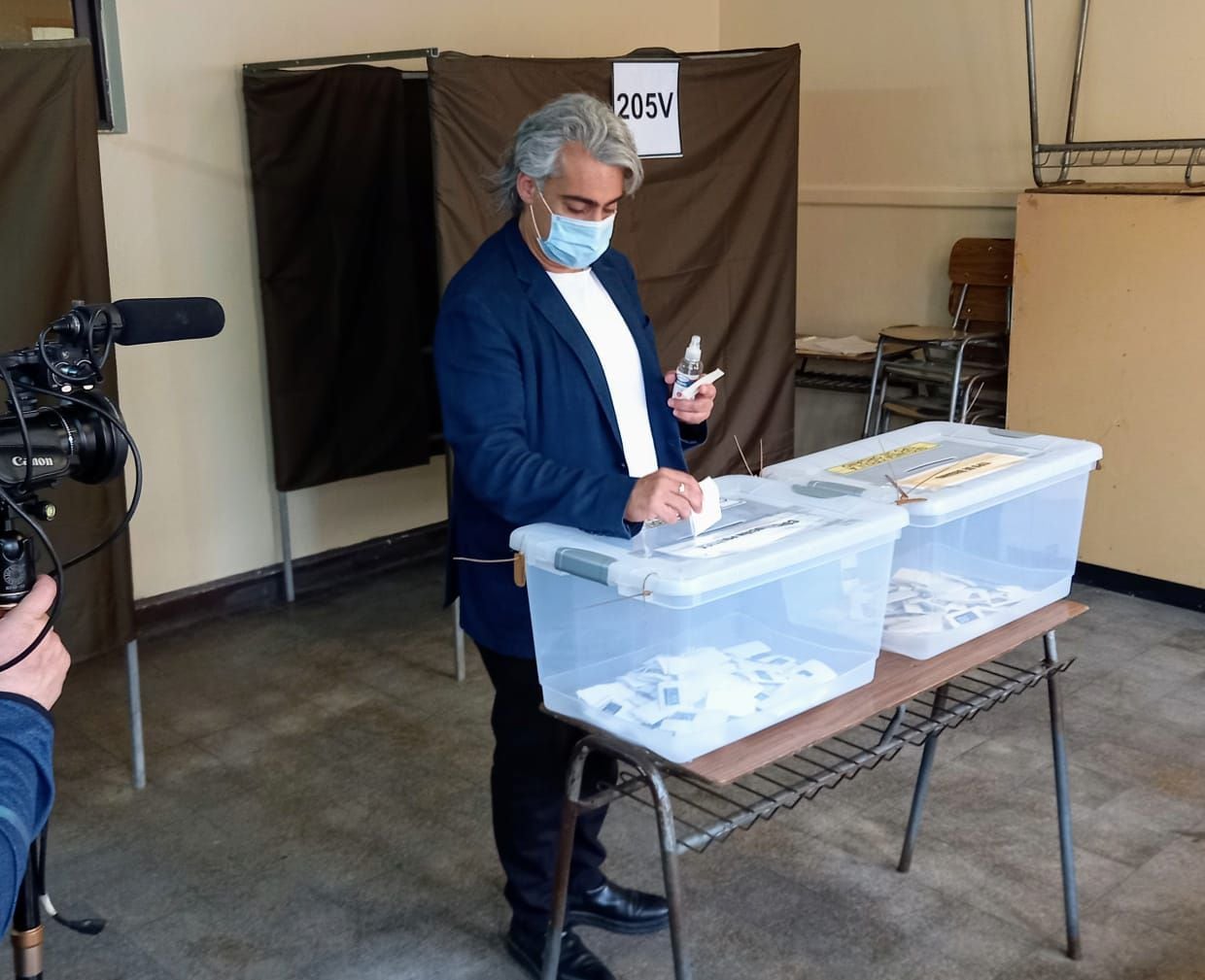 Marco Enríquez-Ominami votando en el plebiscito constitucional