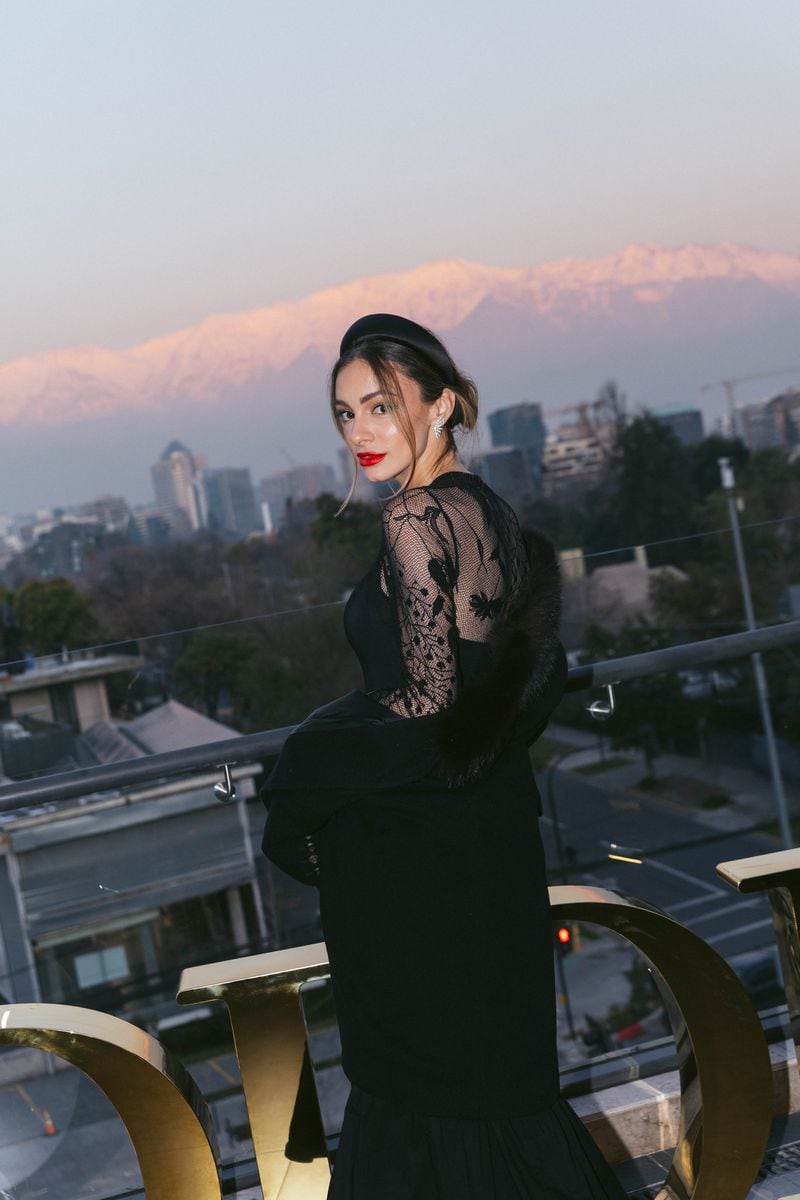 Personalidades locales e internacionales reunidas por ”Miss Dior” se hicieron presentes en el Rooftop del Bar Fukasawa, para disfrutar de unos cocktails con una increíble vista del atardecer santiaguino.