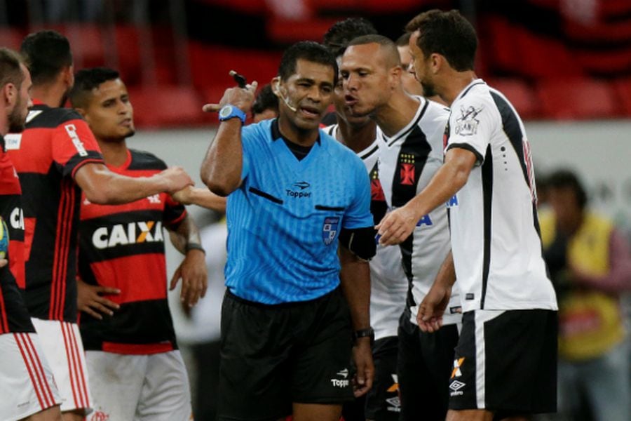 Nunca visto: árbitro finge agresión y expulsa a Luis Fabiano en Brasil ...
