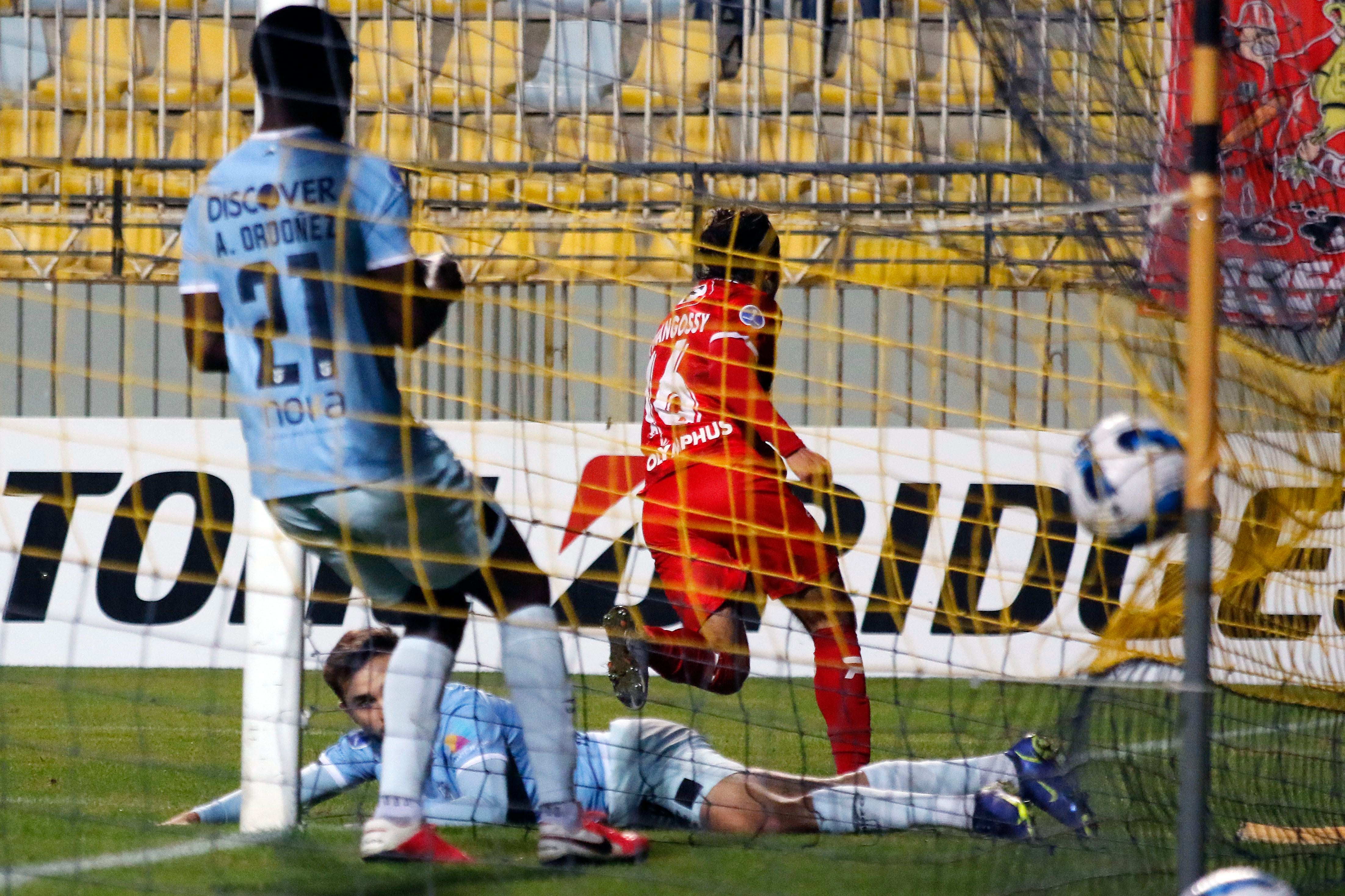 Mathias Vidangossy anota su gol y el 3-1, durante el partido válido por el grupo C de la Copa Conmebol Sudamericana 2022, entre Union La Calera y Universidad Católica de Ecuador, disputado en el Estadio Sausalito de Viña del Mar.