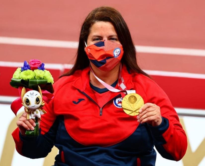 Francisca Mardones posa con la medalla de oro conseguida en el lanzamiento de la bala en Tokio 2020.