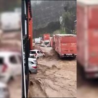 Inundaciones arrastran vehículos en Limache