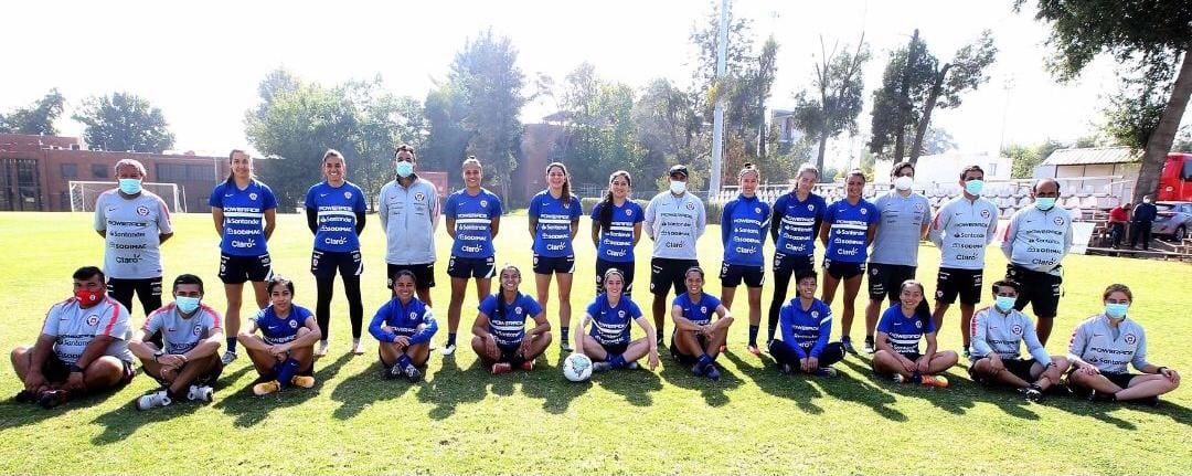 Parte de la delegación femenina que se medirán ante Camerún, en la previa al vuelo a Turquía.