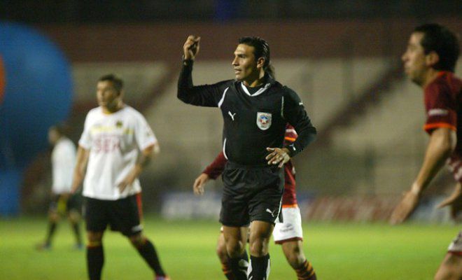 René De La Rosa arbitrando un partido entre Deportes La Serena y Unión Española.