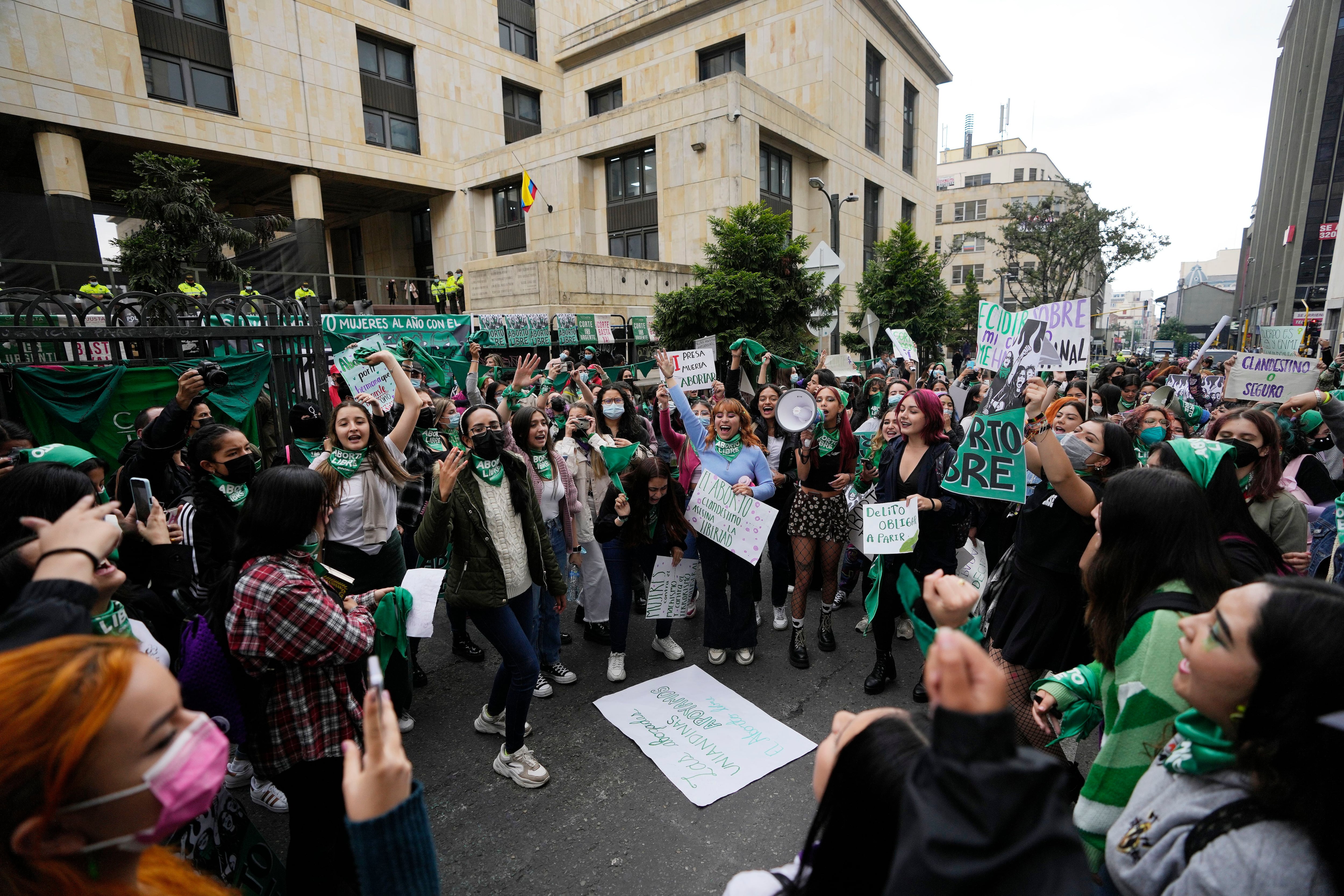 Manifestantes por el aborto a la salida de la Corte Constitucional en Bogotá, Colombia. Foto: AP.