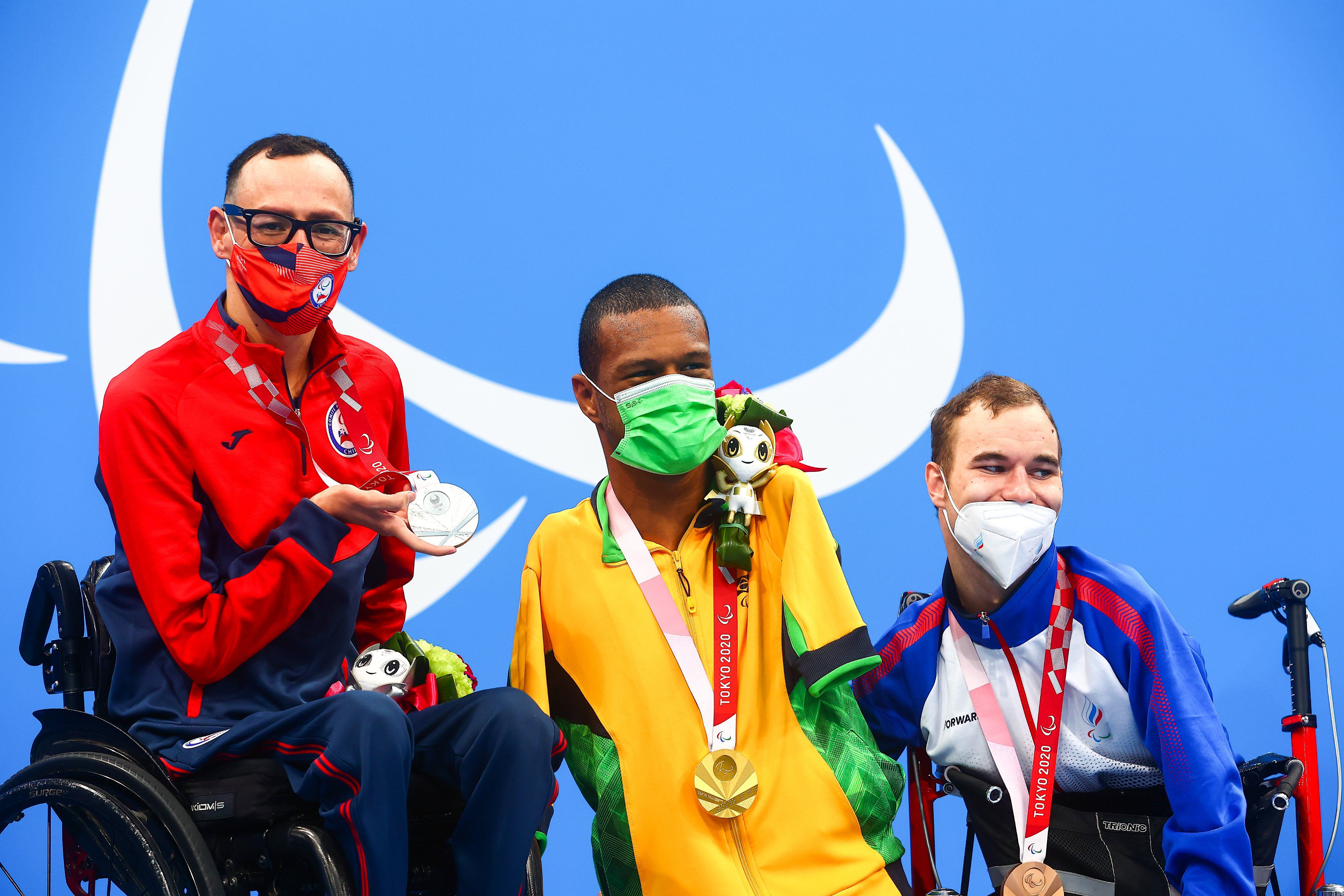 Alberto Abarza en su tercer podio luciendo la medalla de plata.