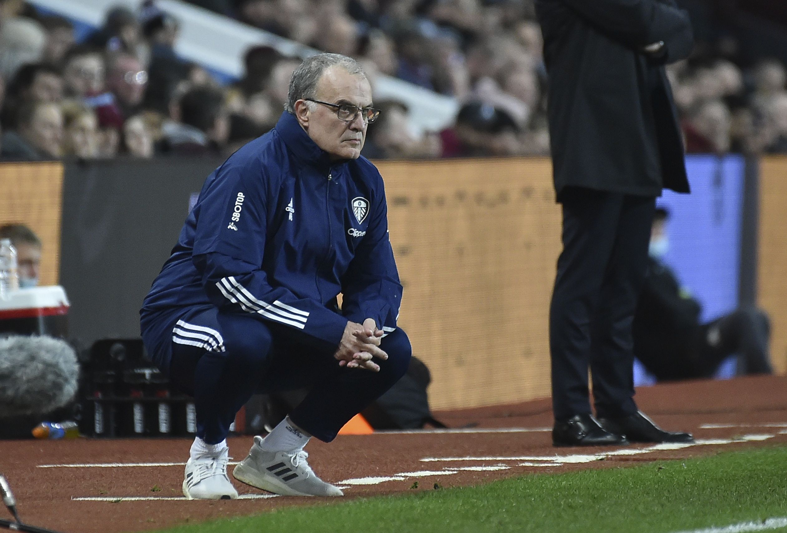 Marcelo Bielsa, en su tradicional posición, cuando dirigía al Leeds