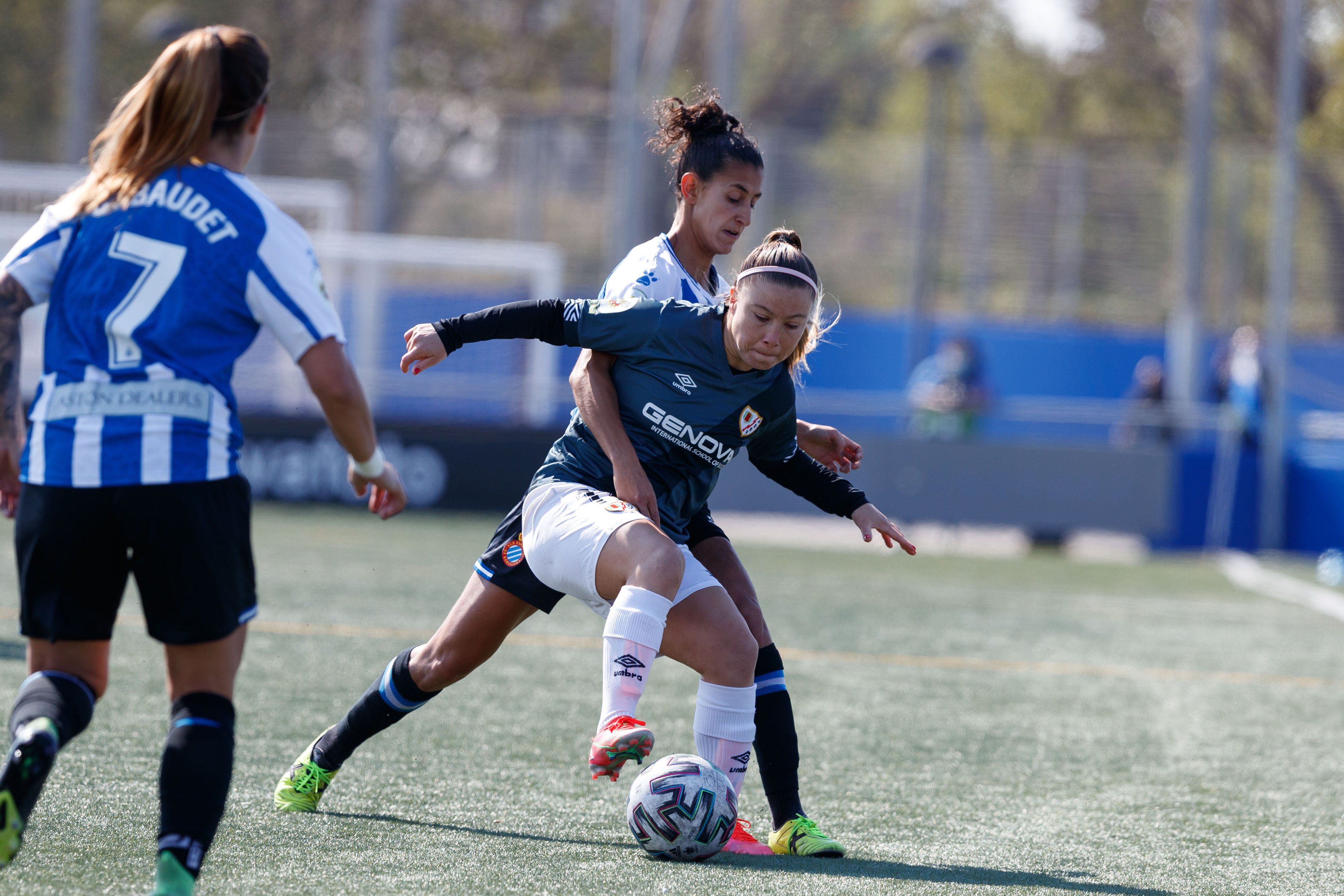 Yanara Aedo, durante el partido entre el Rayo Vallecano y el Español. FOTO: @RayoFemenino / Twitter.