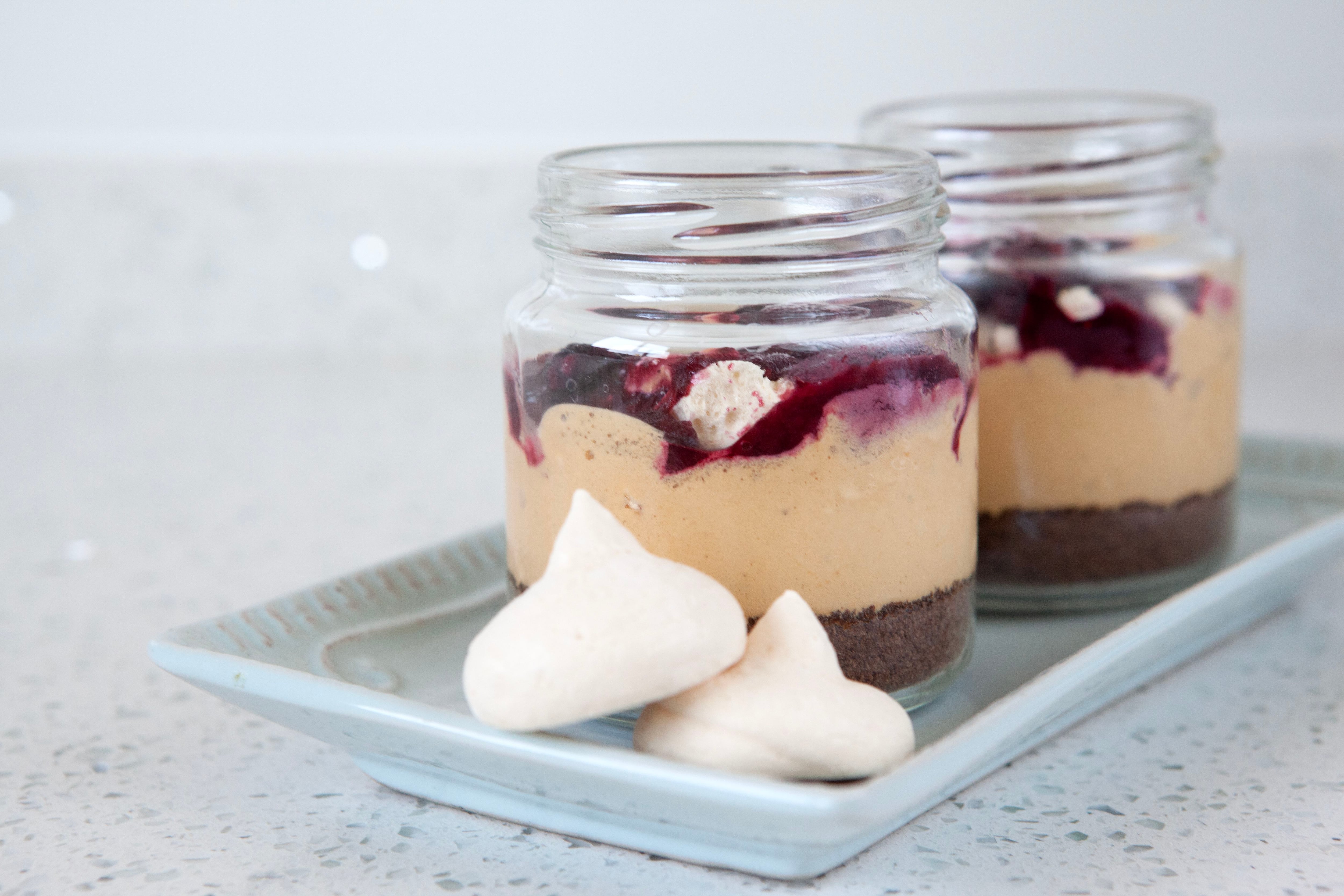 Postre de manjar con salsa de berries