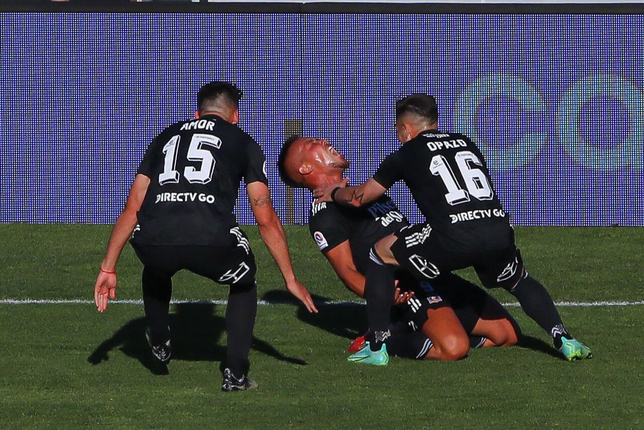 Javier Parraguez celebra el 2-1 de Colo Colo ante Universidad Católica. Este triunfo acerca a los albos al título. Pablo Solari anotó el 1-1 parcial, mientras que Diego Valencia marcó el tanto cruzado.