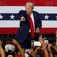 Trump llama “lunática radical” a Kamala Harris en primer mitín de campaña tras retirada de Biden