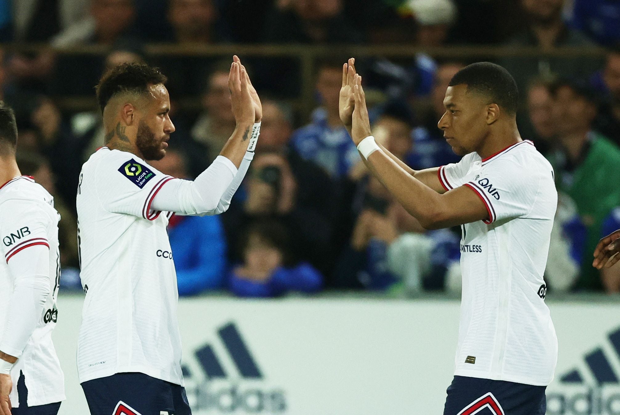 Neymar, celebrando con Mbappé