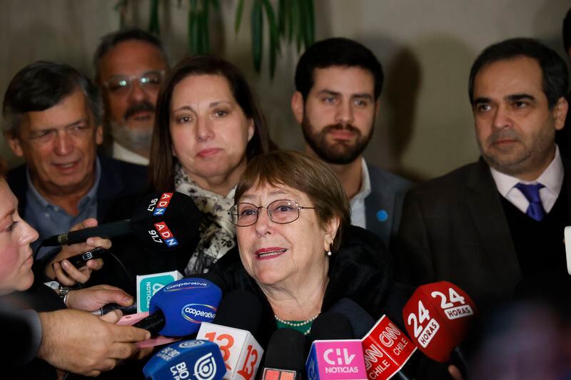 La expresidenta Michelle Bachelet tras reunión con presidentes de los partidos oficialistas y la DC en un comedor del Senado. Foto: Raúl Zamora / Aton Chile.