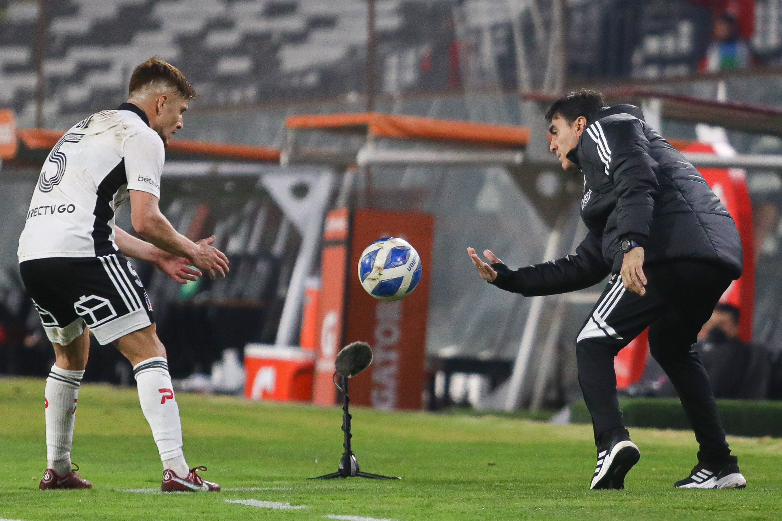 El Director Tecnico de Colo Colo, Gustavo Quinteros (d), durante el partido vlido por la tercera fase ida de la Copa Chile Easy entre Colo Colo y Deportes Temuco disputado en el Estadio Monumental.