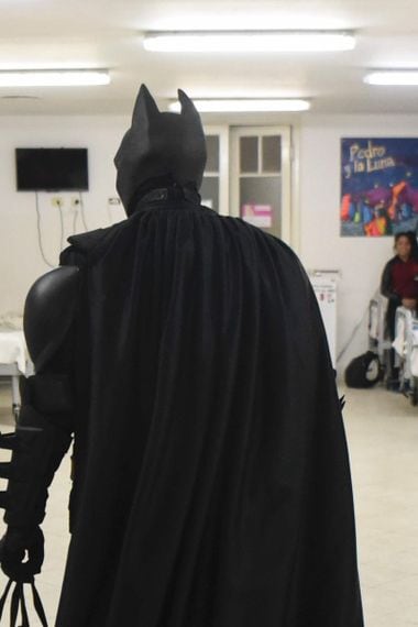 El Batman argentino que ayuda sin revelar su identidad - La Tercera