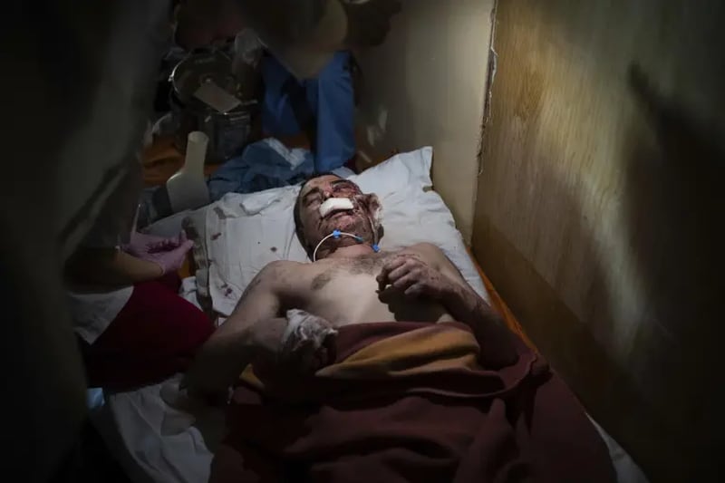 Trabajadores médicos atienden a un hombre herido por bombardeos en un hospital de Mariupol, Ucrania, el viernes 4 de marzo de 2022. (Foto AP/Mstyslav Chernov)