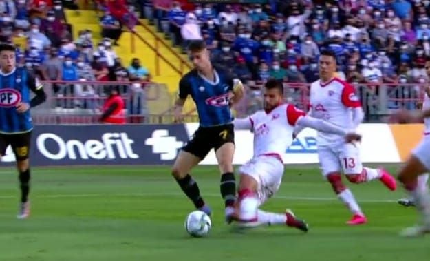 El penal de Diego García a Walter Mazzantti cobrado por Francisco Gilabert, en la final de la Liguilla de Promoción entre Huachipato y Deportes Copiapó.