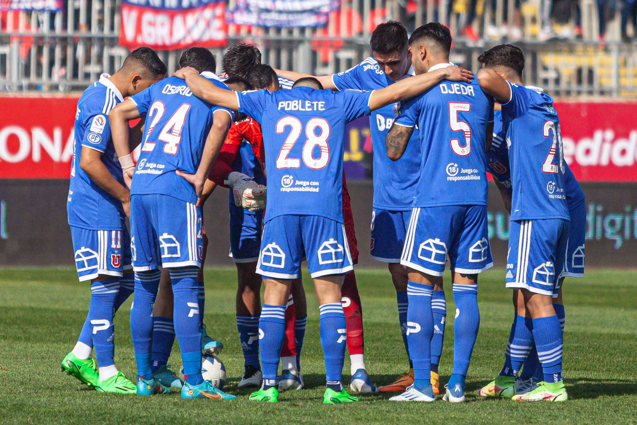 Jugadores de Universidad de Chile reunidos, durante el partido vlido por la vigsima fecha del Campeonato Nacional 2022, entre Universidad de Chile y Colo Colo, disputado en el Estadio Fiscal de Talca.