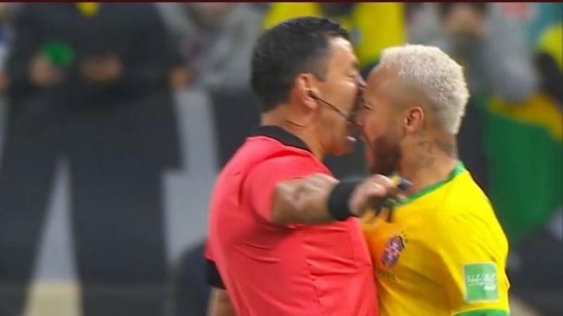 El momento en el que Neymar encara al árbitro Roberto Tobar.