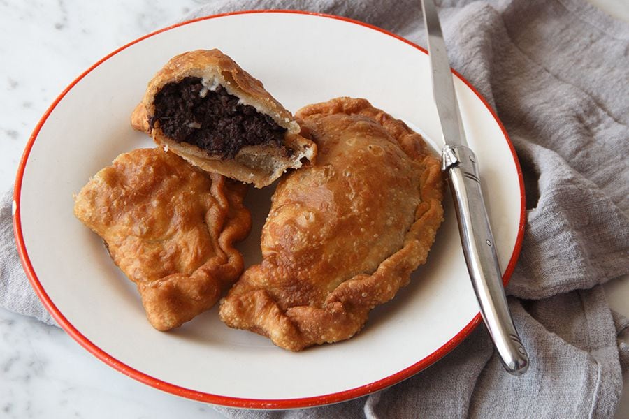 Empanadas fritas de prieta con queso de cabra