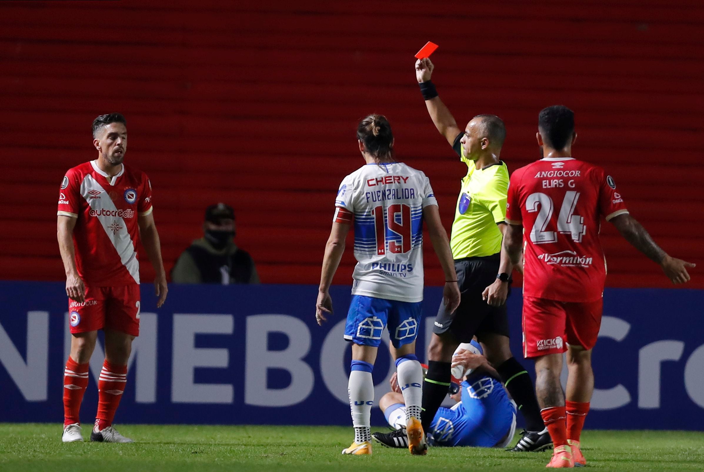 La expulsión de Gabriel Hauche marcó el triunfo de Universidad Católica sobre Argentinos, en Buenos Aires, por la Copa Libertadores.