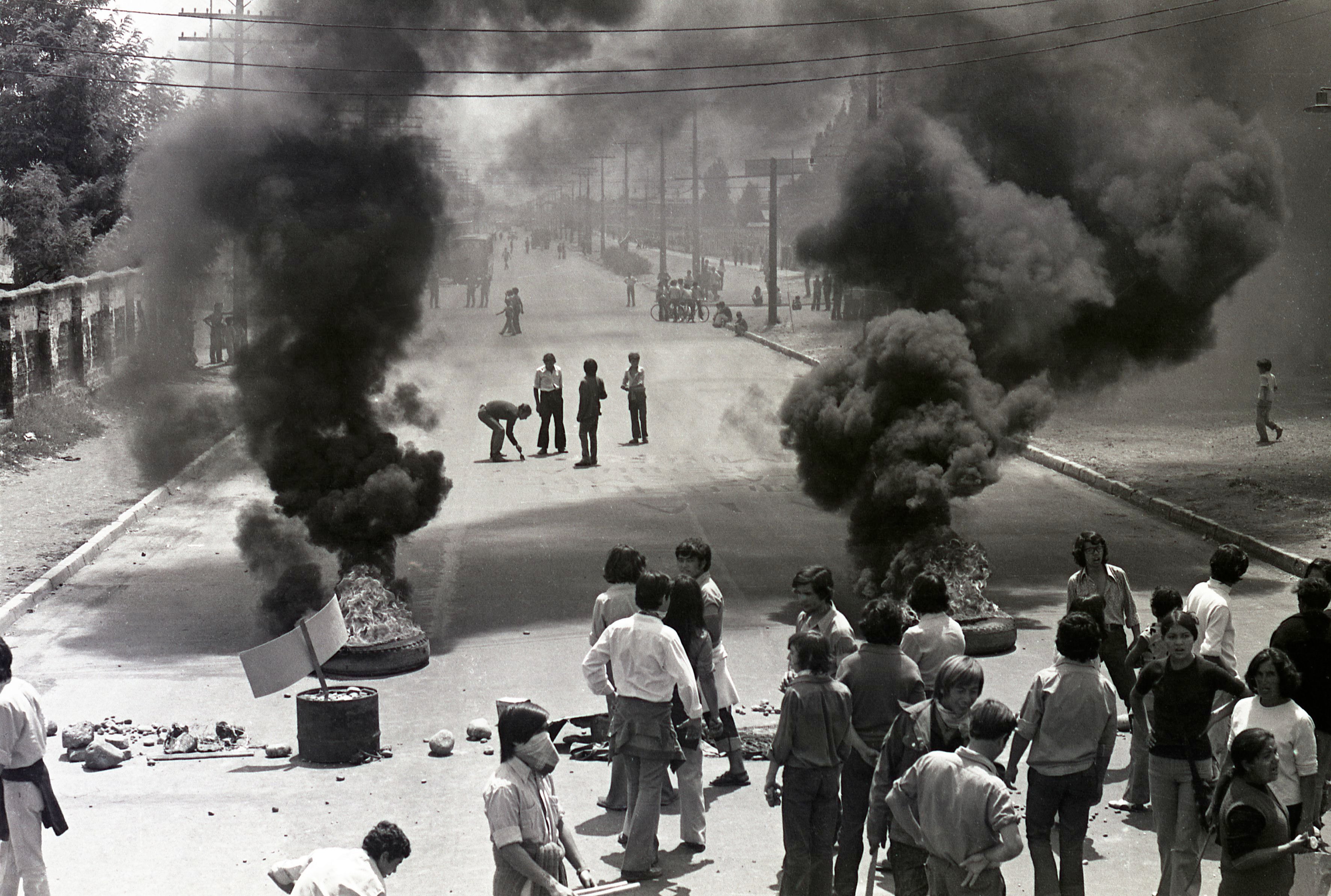 TOMA, BARRICADA, FOGATA, AVENIDA SANTA ROSA CON DEPARTAMENTAL, MIR, MIRISTAS. 19.02.1973