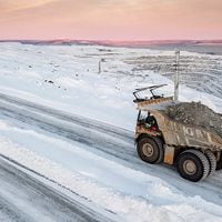 Minera de los Luksic probará sistema de transporte eléctrico para camiones