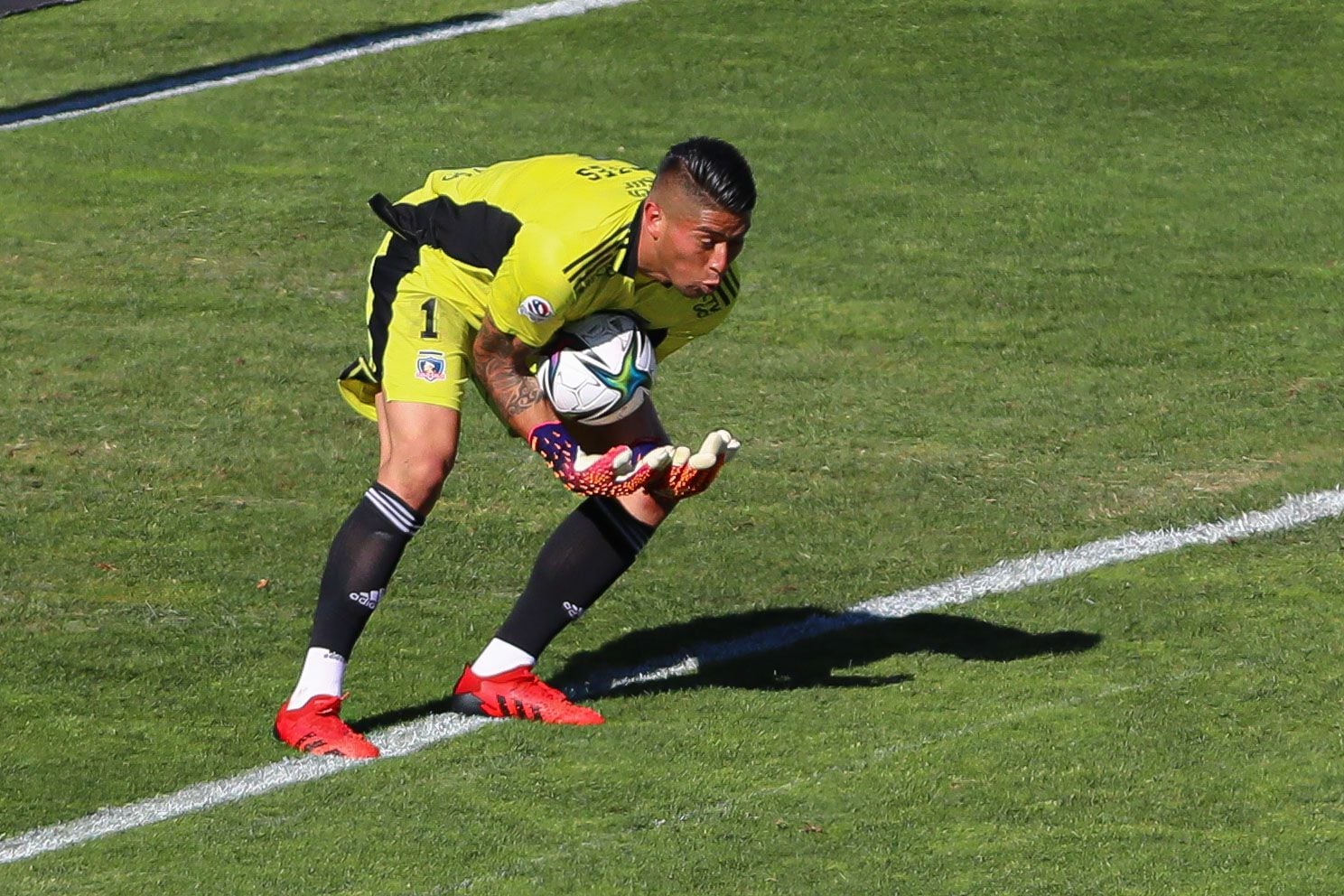 Brayan Cortés, en uno de los duelos en que ha defendido el arco de Colo Colo