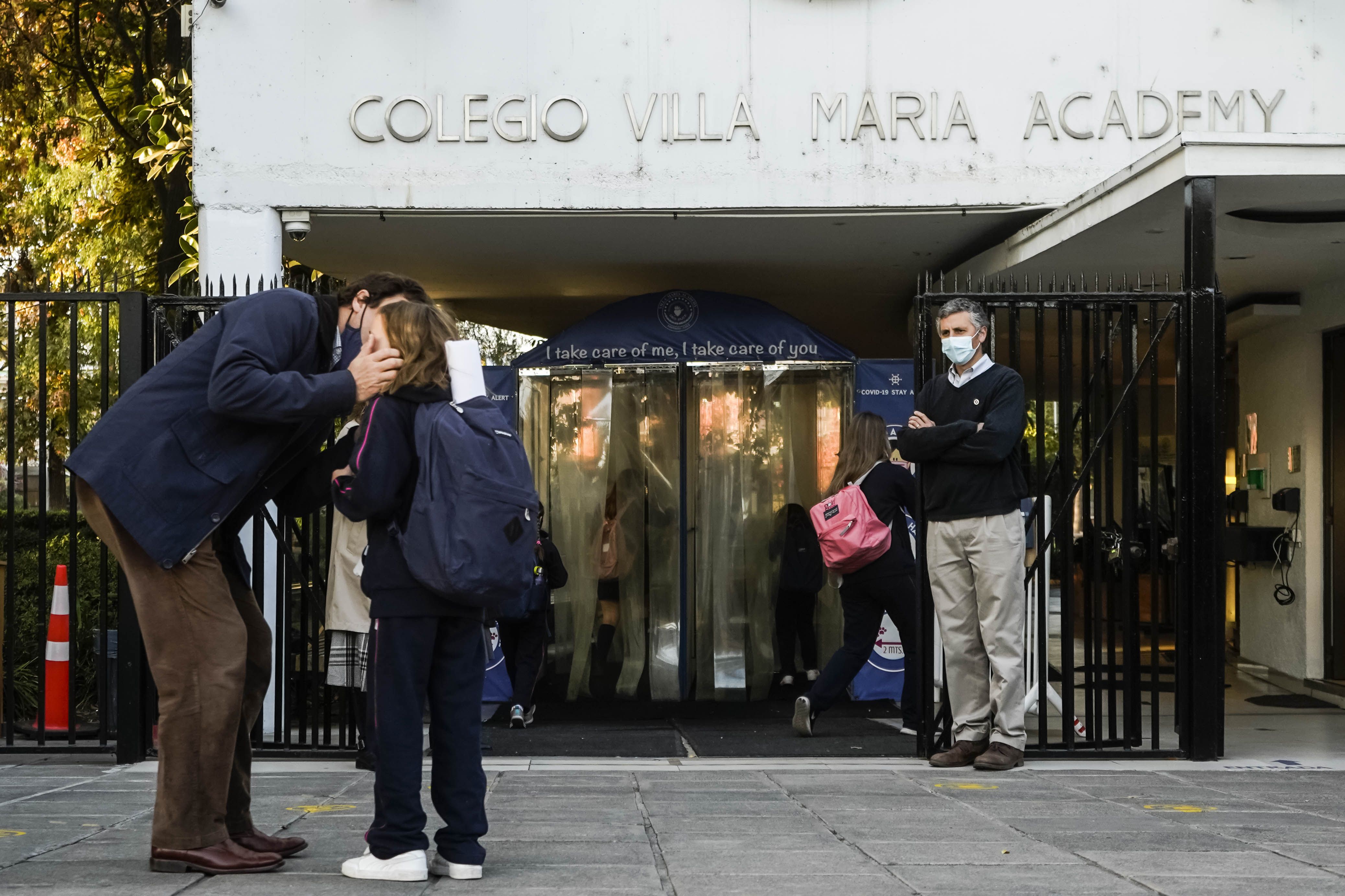 NIÑOS REGRESAN AL COLEGIO DESPUES DE CUARENTENA