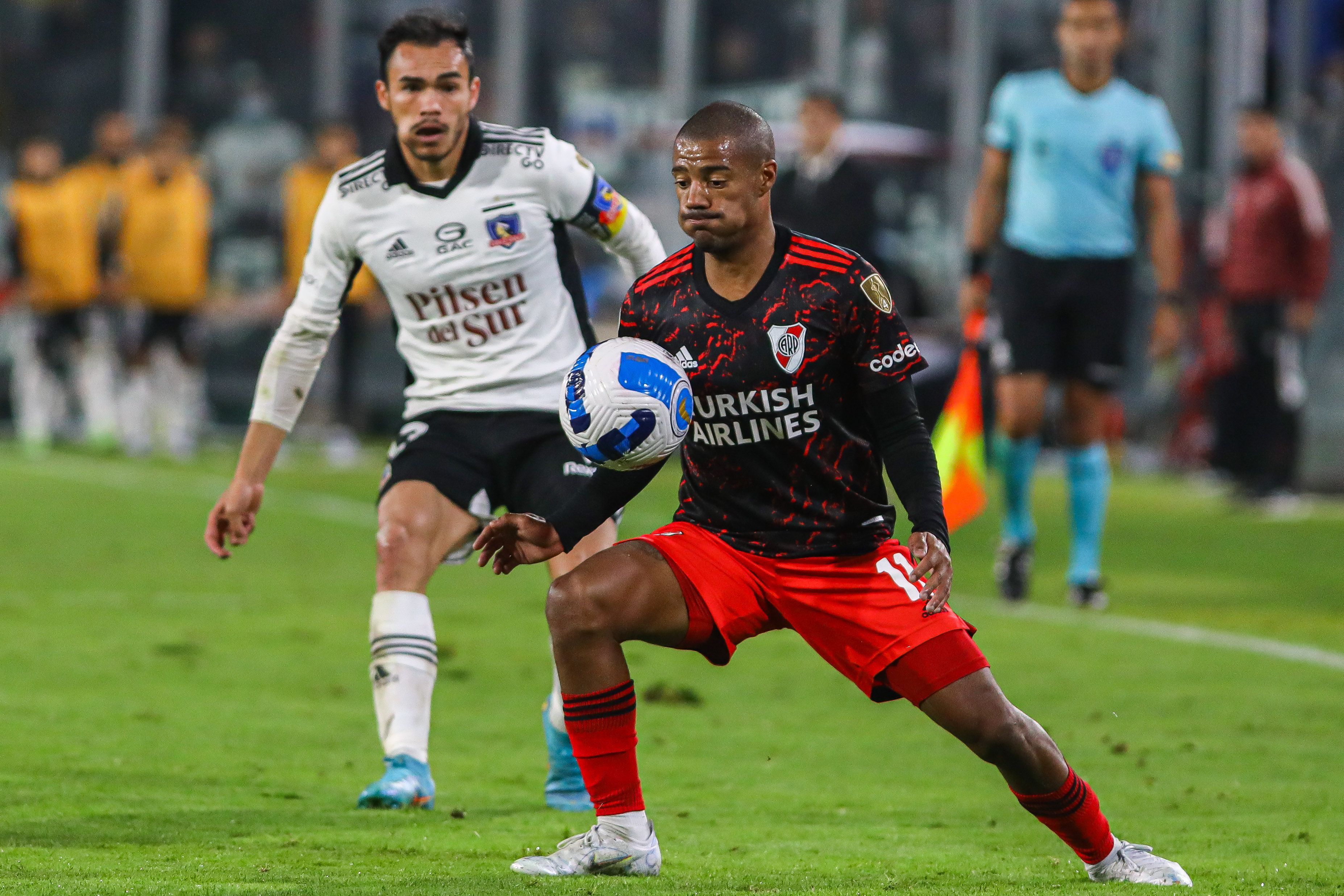 Gabriel Suazo, en un duelo ante Nicolás de la Cruz, en el encuentro entre Colo Colo y River Plate