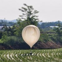Corea del Sur reanuda emisiones por megafonía tras llegada de globos con basura del Norte