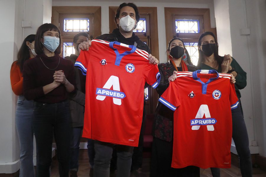 La ANFP y Adidas rayan la cancha por el uso de la imagen de la Roja en campaña del Apruebo: “La camiseta de la es de todos” - La Tercera
