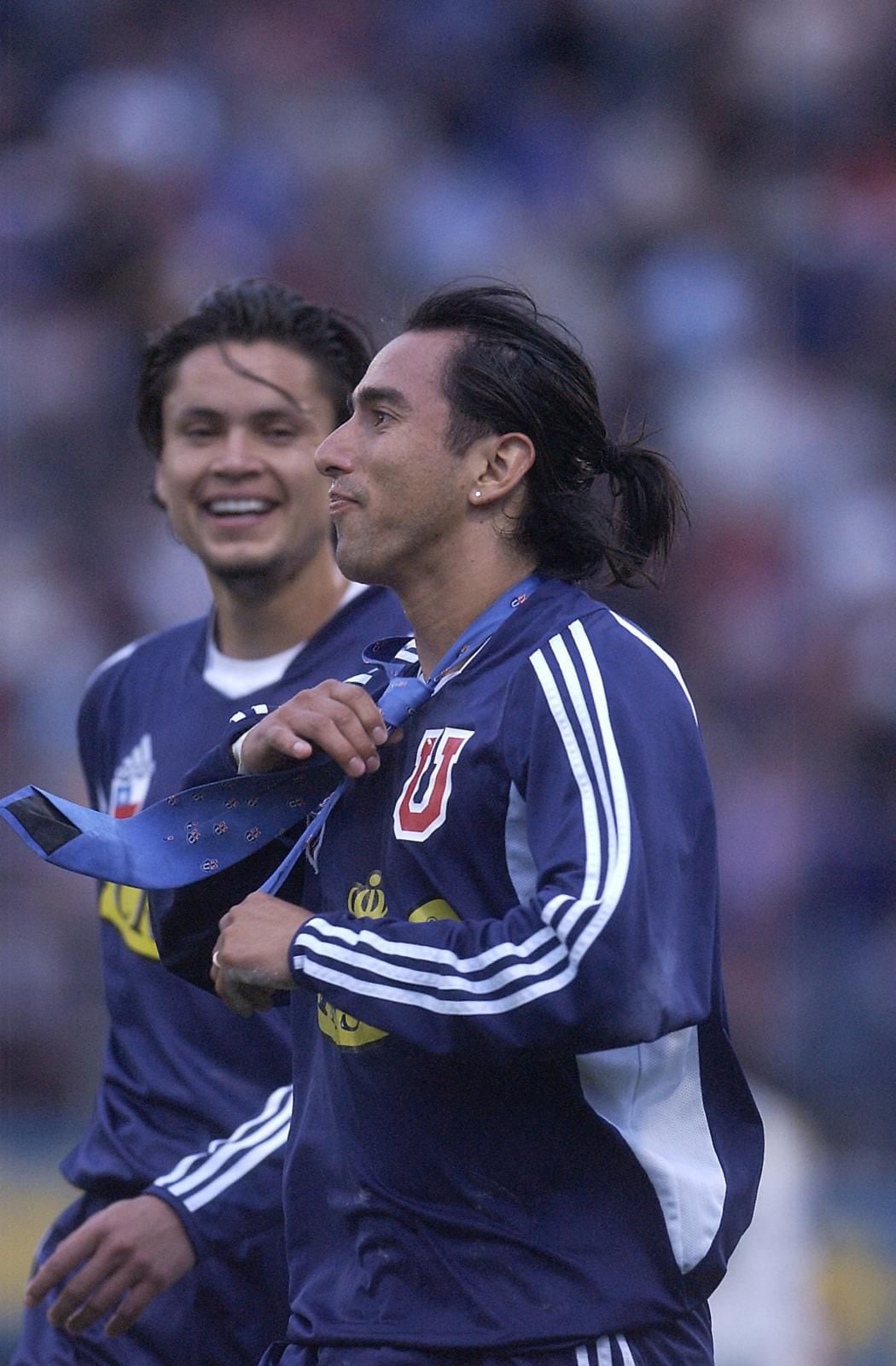 Marco Olea y su inseperable compañera de celebración: la corbata. Un clásico que derivó en el apodo "Caballero del Gol". Foto: Archivo Copesa.