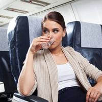 ¿Cuáles son los potenciales riesgos de beber alcohol en un vuelo? Esto dicen los especialistas de la salud