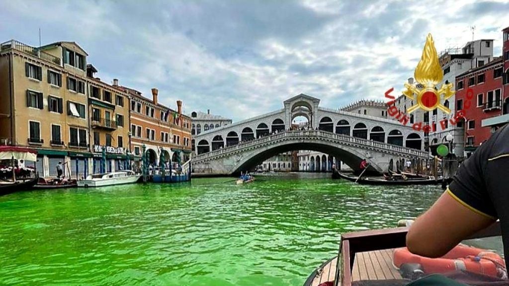 Gran Canal de Venecia aparece teñida de verde fluorescente