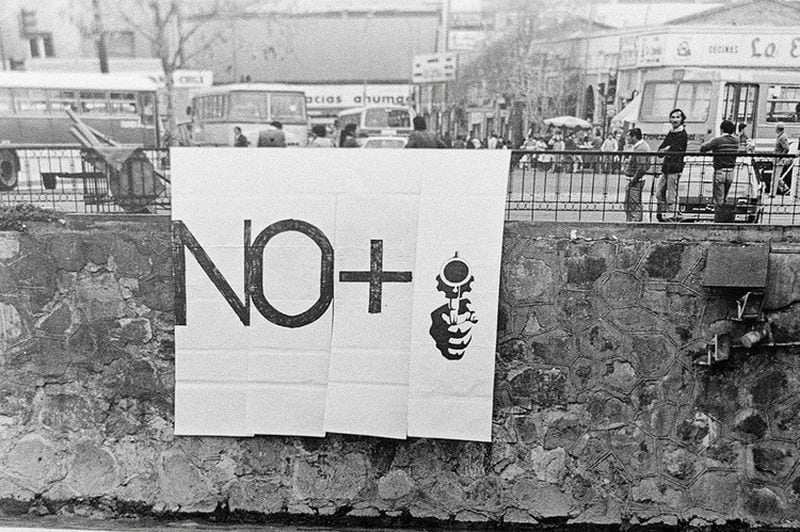 El slogan No+ (1983) fue creado en dictadura por el colectivo C.A.D.A., en el que participaban, entre otros, Lotty Rosenfeld y Raúl Zurita.