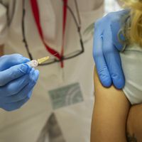 Minsal entrega nuevo informe sobre virus respiratorios: 81% de la población objetivo fue vacunada contra la influenza
