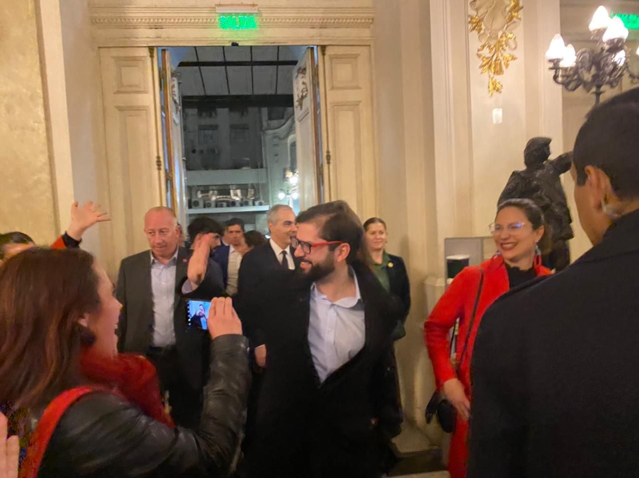 Presidente Boric entrando al Teatro Municipal de Santiago.