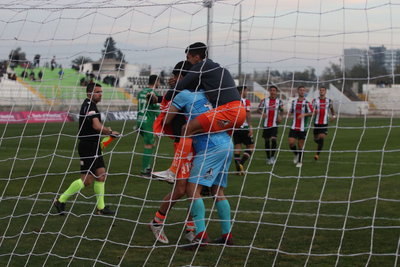 Jugadores de Cobreloa celebran el triunfo tras los lanzamientos penales.