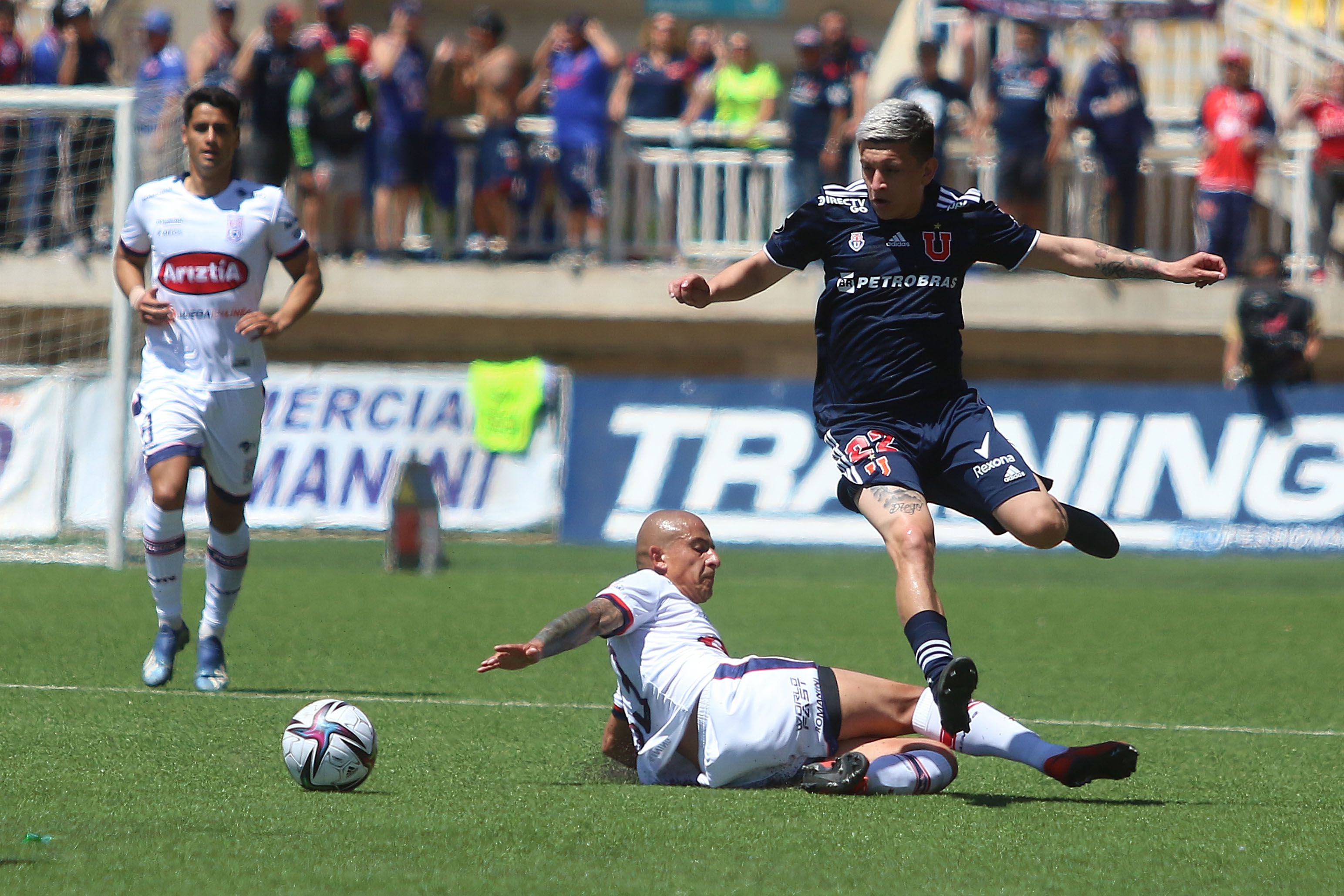 24 DE OCTUBRE DE 2021/QUILLOTA
Pablo Aranguiz (d), durante el partido válido por la fecha 28 del Campeonato Nacional AFP PlanVital 2021, entre Deportes Melipilla y Universidad de Chile, diputado en el Estadio Bicentenario Lucio Fariña Fernández de Quillota.
FOTO: LEONARDO RUBILAR CHANDIA/AGENCIAUNO