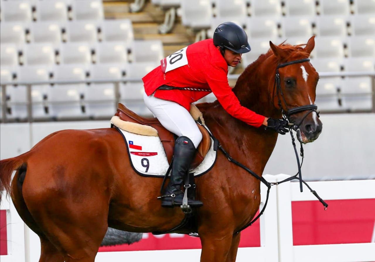 La rienda del caballo de Esteban Bustos se cortó durante la competencia ecuestre del pentatlón moderno.