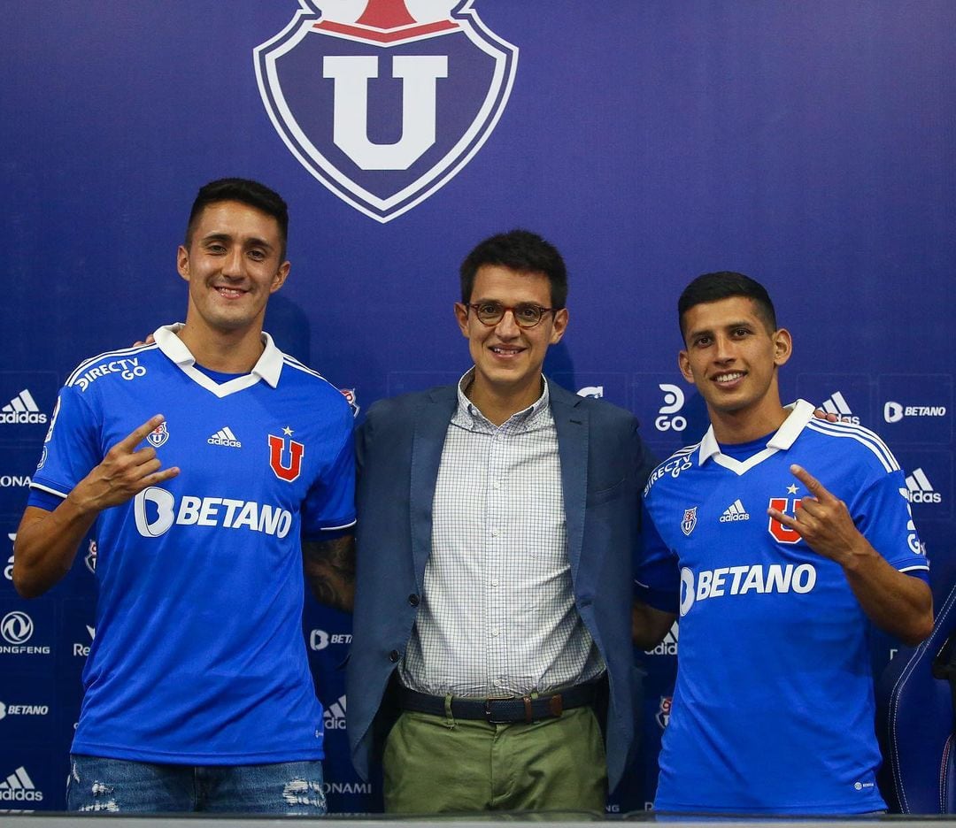 Ignacio Tapia e Israel Poblete, el día en que fueron presentados como refuerzos de Universidad de Chile. Al centro, Luis Roggiero.