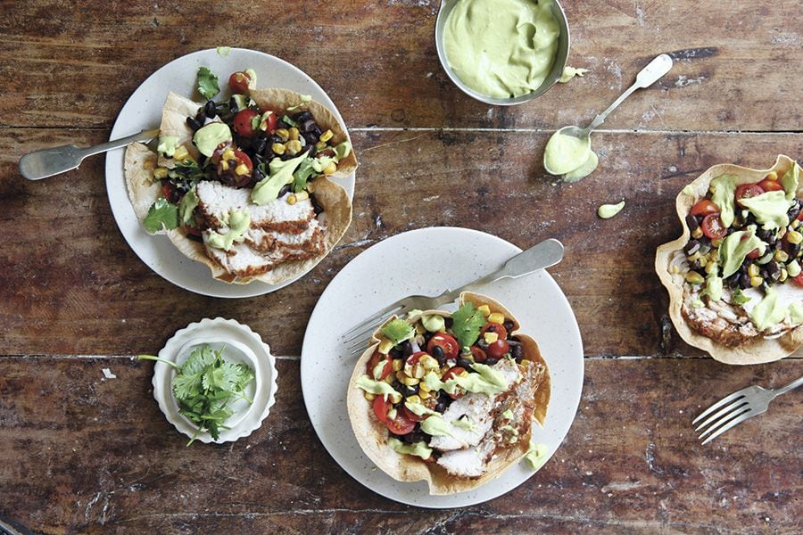 Ensalada-mexicana-en-crujiente-de-tortilla