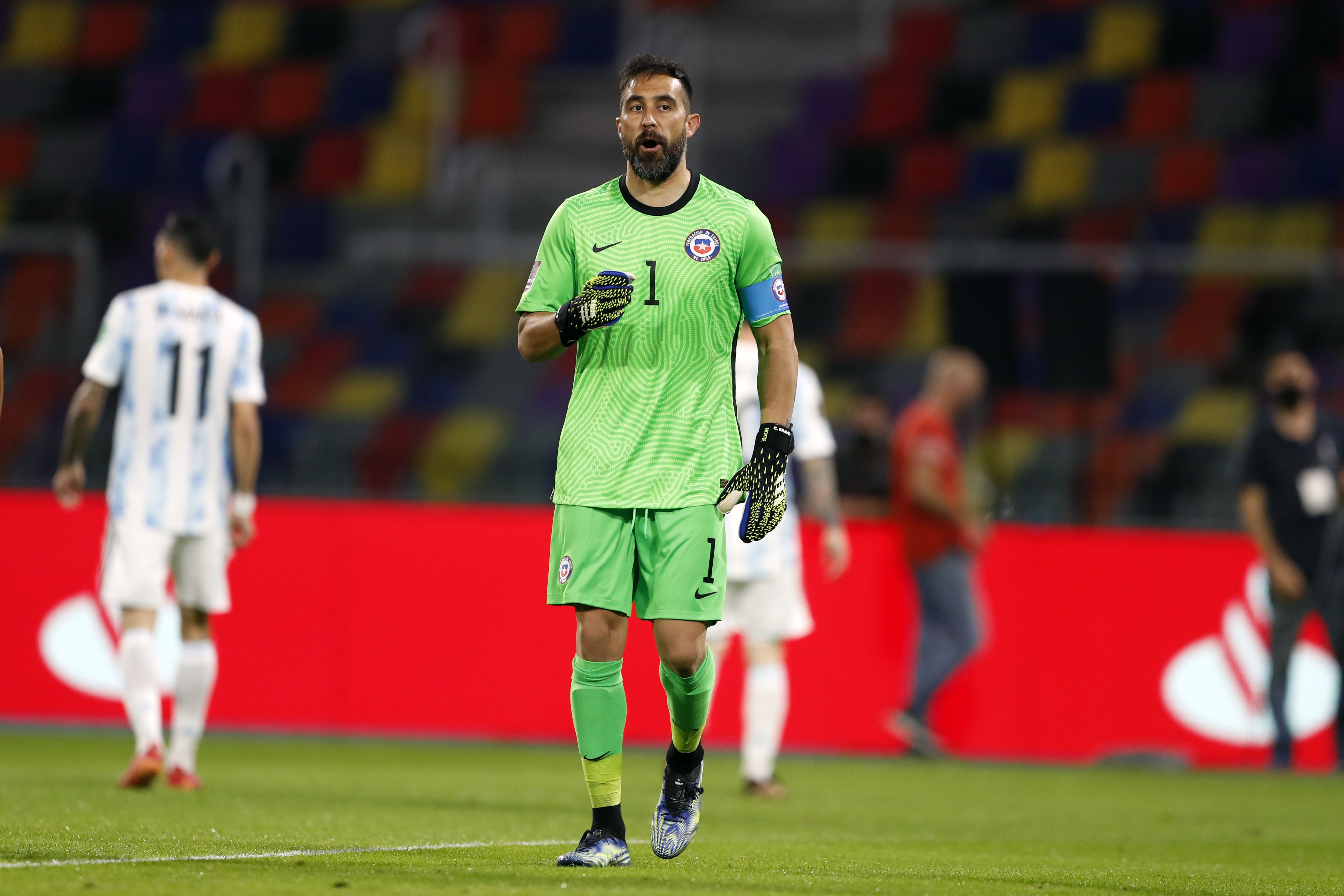 Claudio Bravo fue una de las figuras del partido tras salvar un tiro libre de Lionel Messi que entraba al ángulo. Foto: AgenciaUno.