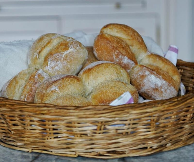 Cesta de panadería. productos de almuerzo de cocina de pan dulce