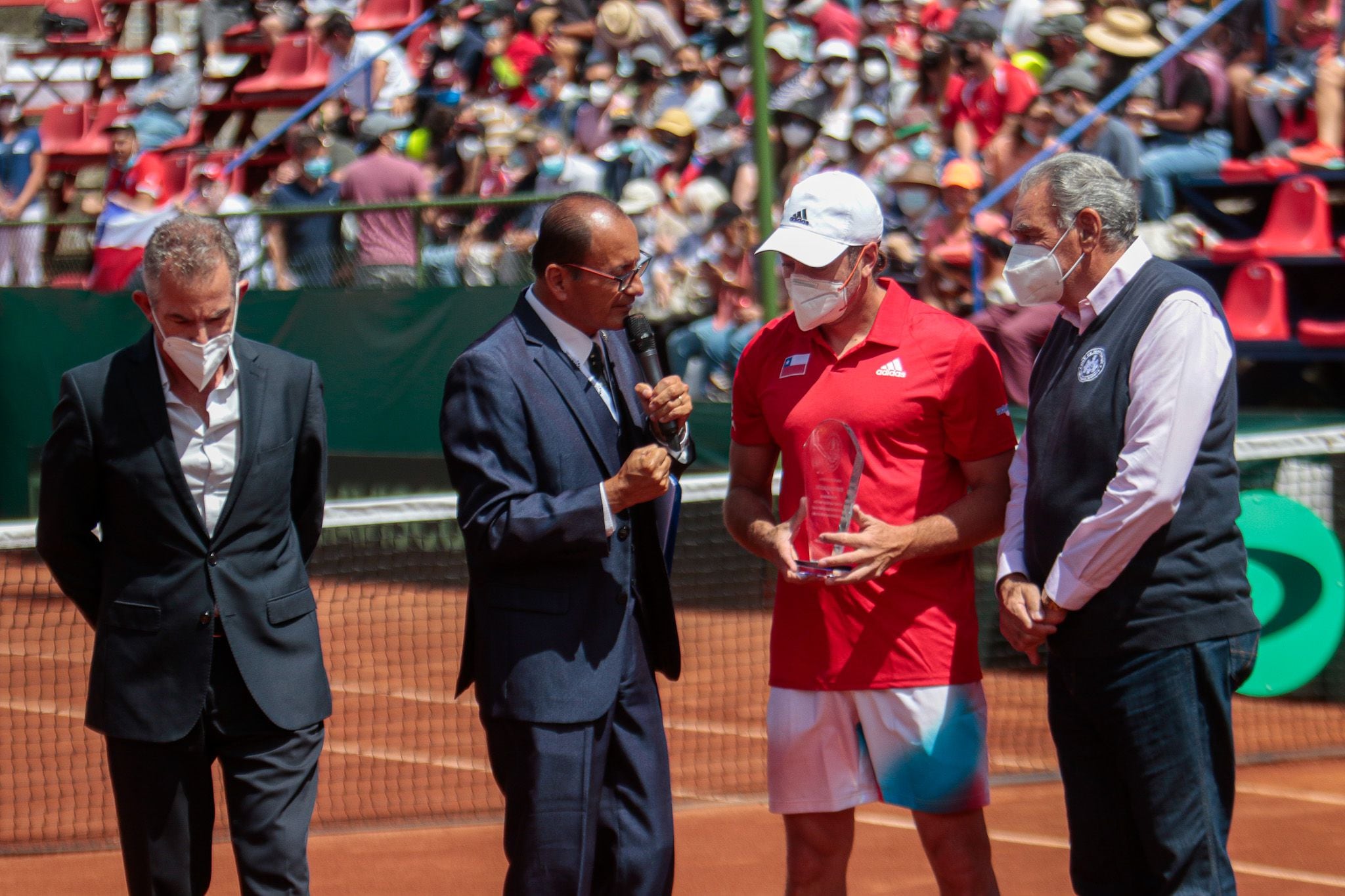 Nicolás Massú, recibiendo un homenaje por el Club de Tenis Unión. Foto: Luis Sevilla/Fetech.