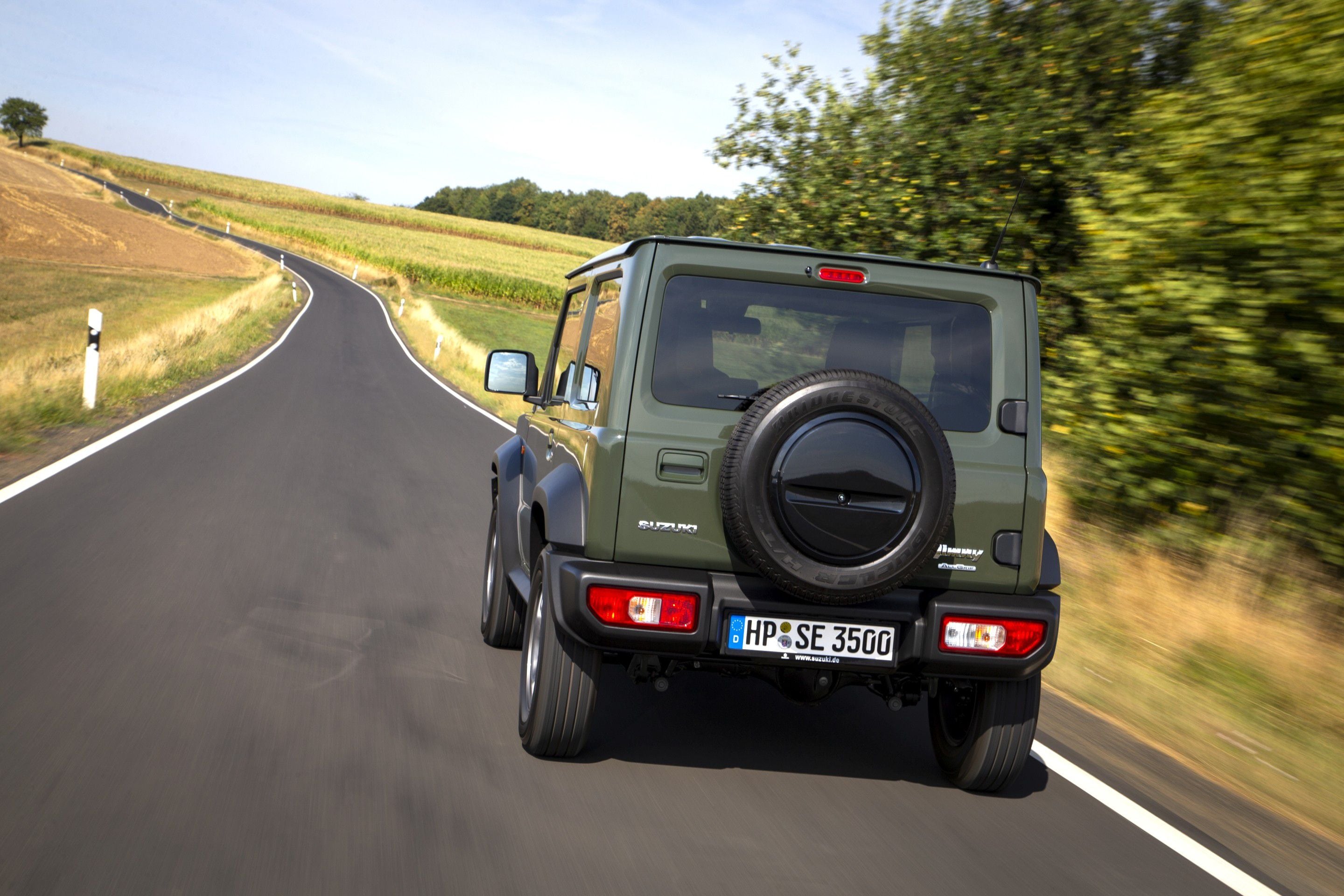 new-suzuki-jimny-impersonates-g-class-defender-in-japan_10.jpg