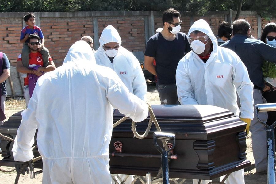 Mascarillas, guantes y un adiós a distancia: las nuevas despedidas a los  difuntos - La Tercera